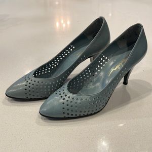 Vintage classy as f*** round toe heels